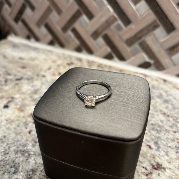 Diamond engagement ring - Picture 3 of 4